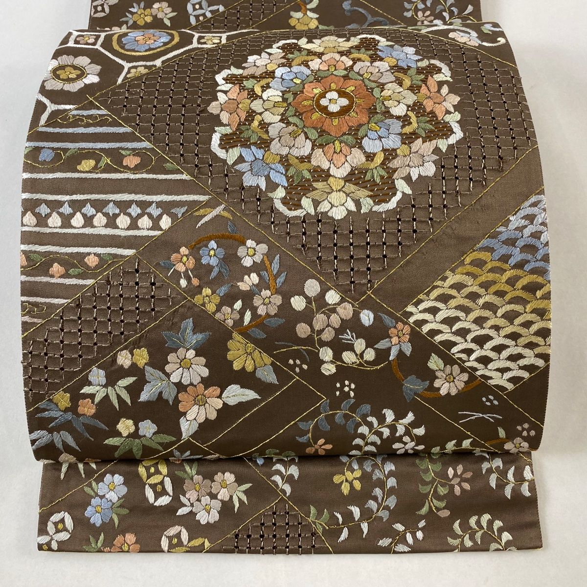 袋帯 逸品 華文 花唐草 金糸 刺繍 焦茶色 六通 正絹 【中古