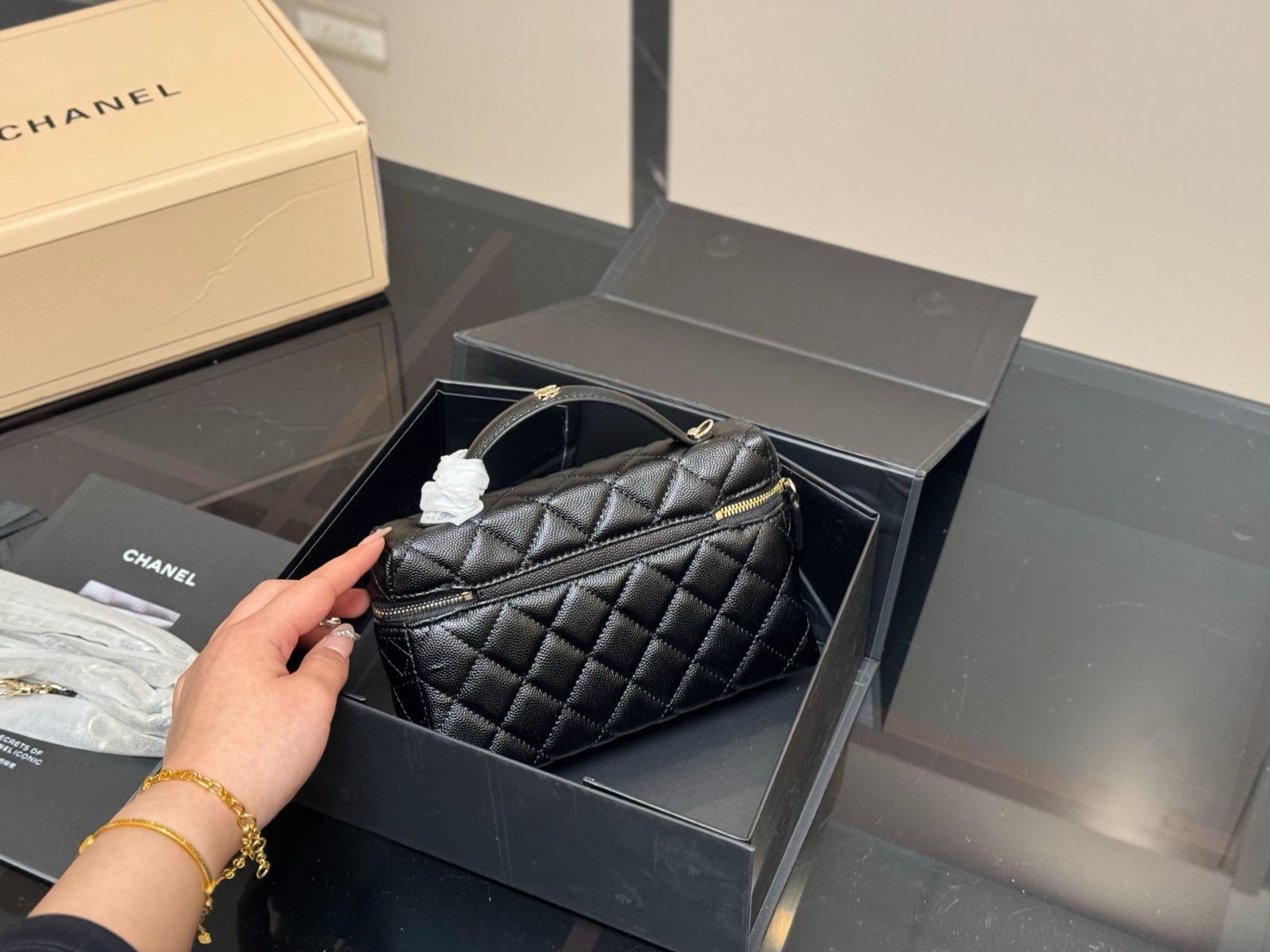 今日特価】Chanel Bento Hobo Bag シャネル 弁当箱 ホーボー