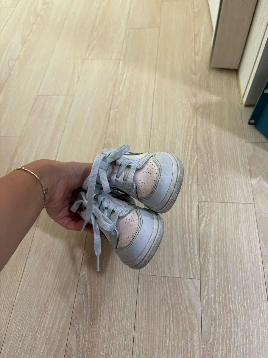 ピンク スニーカー