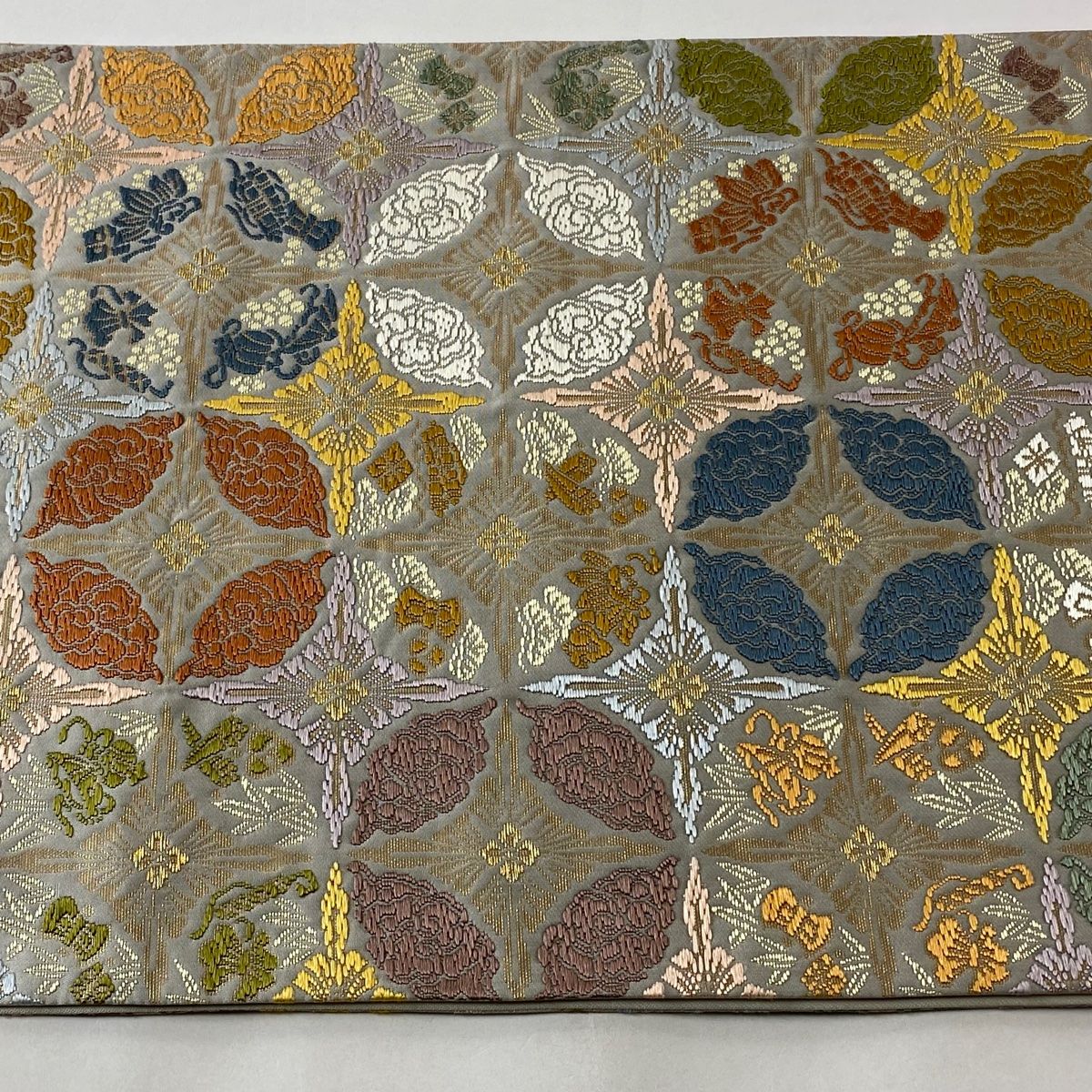 ◆663◆袋帯 六通 逸品 華文 有職文様 相良刺繍 金糸駒刺繍　正絹　着物帯 袋帯 美品 名品 華文 刺繍 金糸 灰色 六通 正絹 【中古】 - メルカリ
