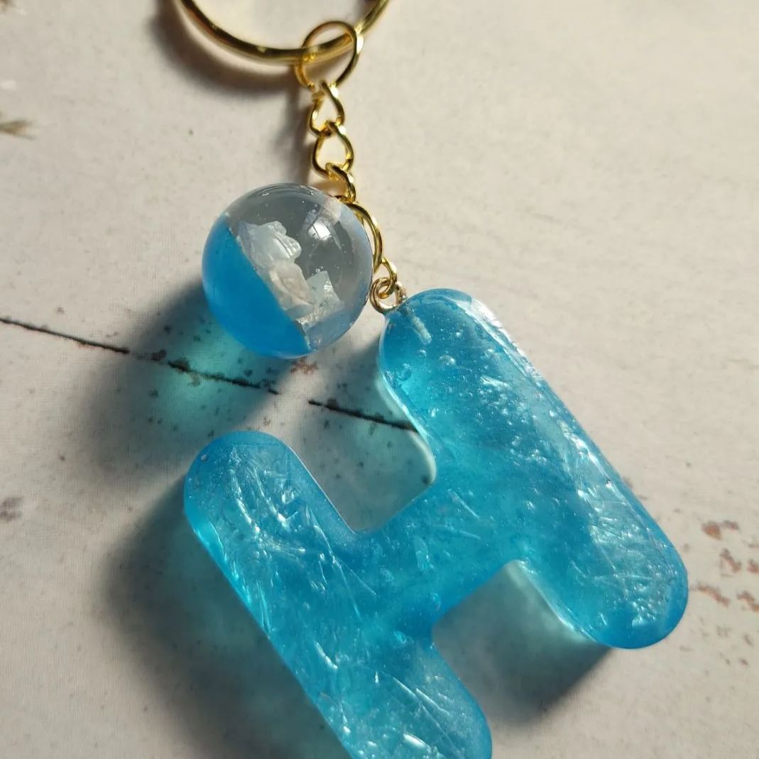 H】イニシャルキーホルダー☆幻想的☆水色☆レジン☆ハンドメイド