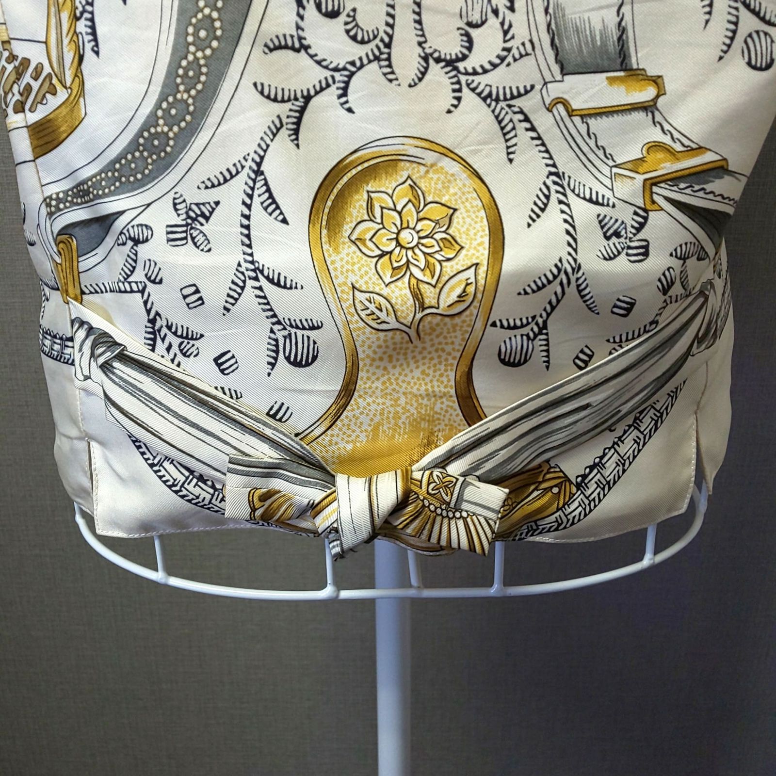 897D-02 HERMES エルメス メンズ シルク ベスト ジレ 鎧 総柄