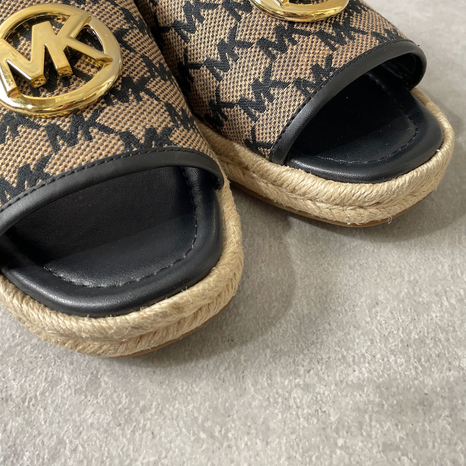 MICHAEL KORS ロゴ バックストラップ プラットフォームサンダル MICHAEL KORS ロゴ バックストラップ プラットフォームサンダル