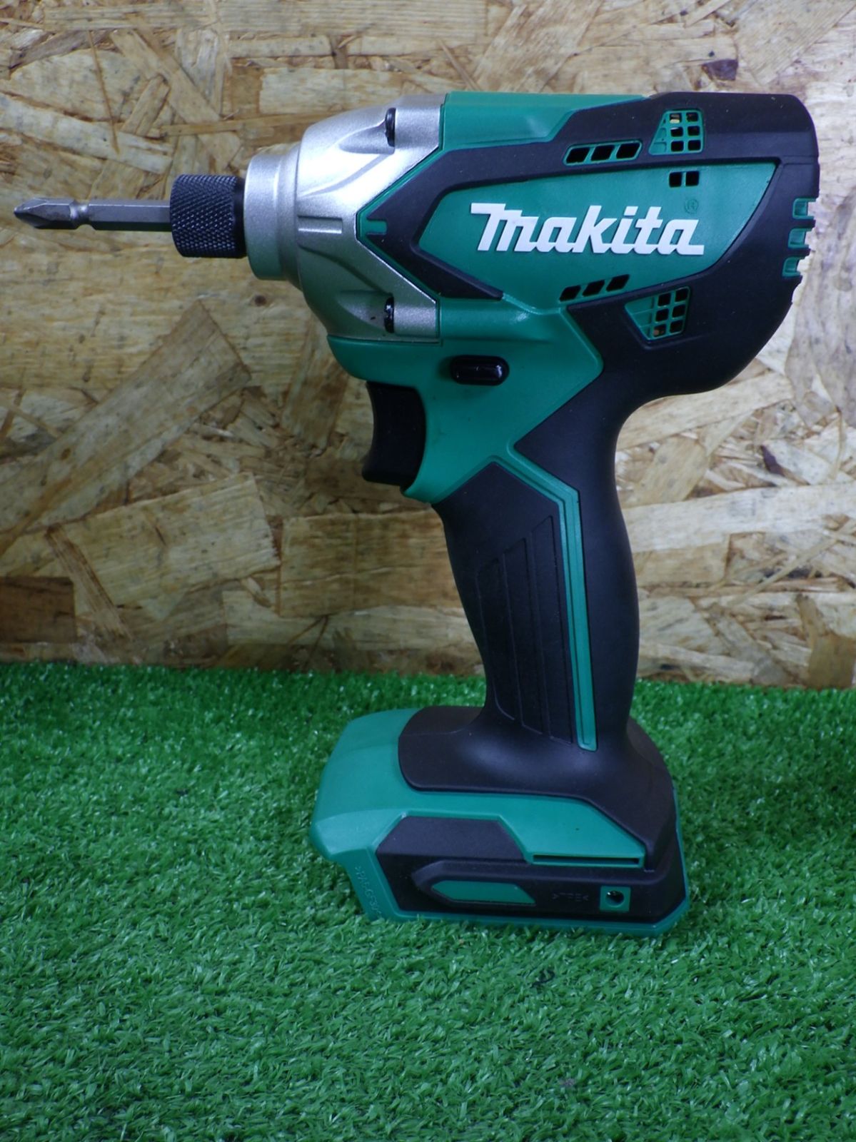 きれいな品 マキタ インパクトドライバ 14.4V 1.5Ah MTD001DSX 充電器･バッテリー2個･ケース付 充電式 電動工具 makita 品