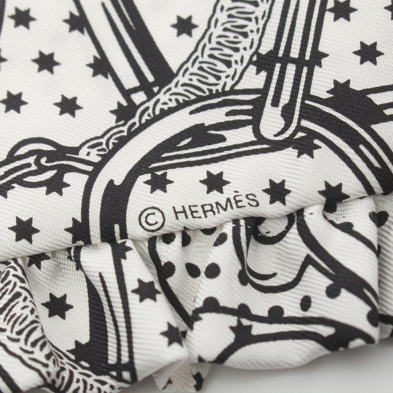 【美品】HERMES ツイリー エプロンドール フリル バンダナ 白黒 エルメス エルメス ツイリー フリル エプロン ドール バンダナ スカーフ - メルカリ