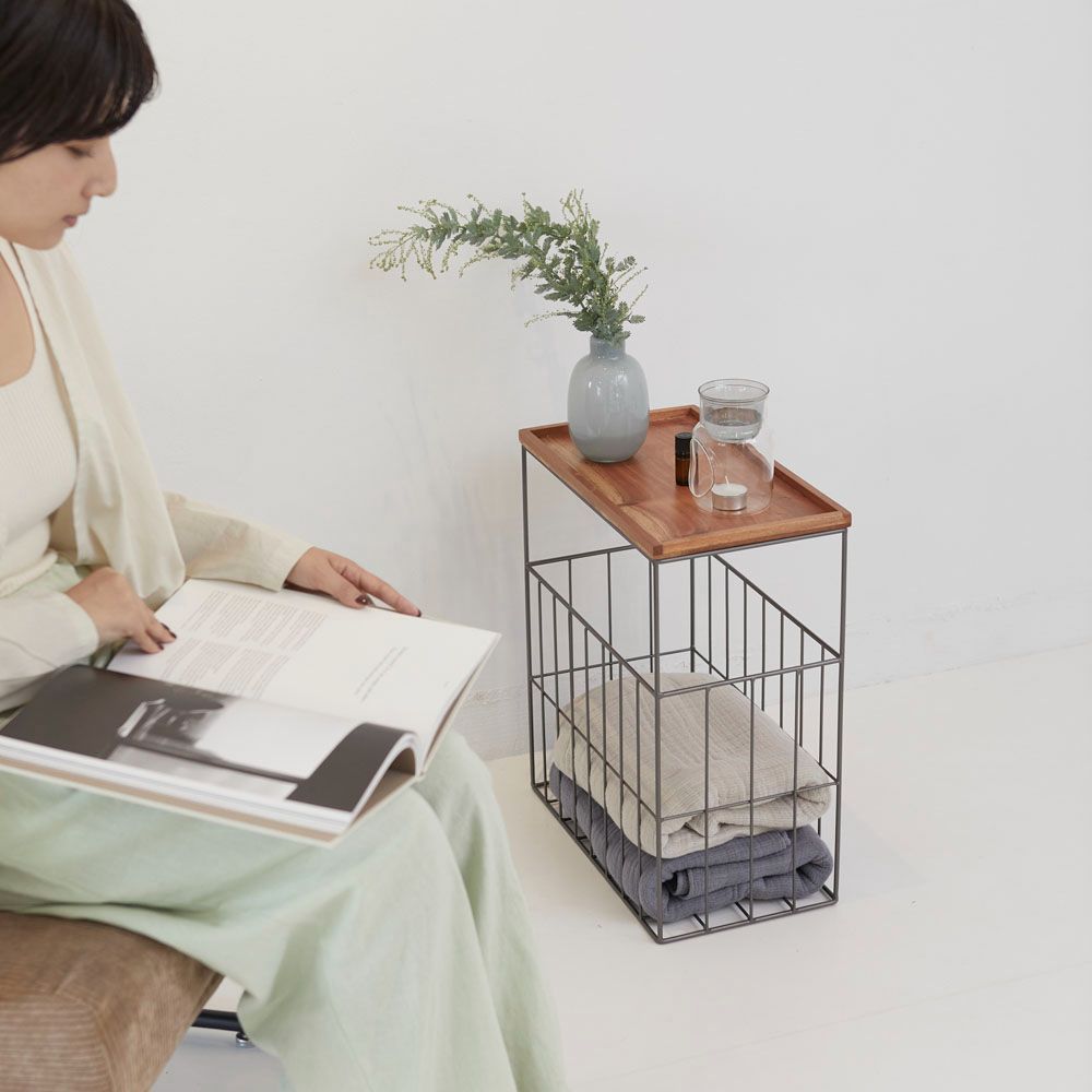 フードやドリンクを並べて運べるウッドトレー付の ストッカー 収納とテーブル 2つの機能を兼ね備えたアイテム MARWIL-DEMENAGEMENTS_CH