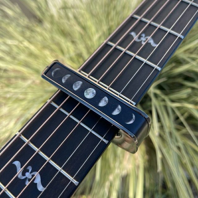 高品質で。 タリア カポ Thalia Capos Limited Series BC-MoonPhasesonPearl | Moon Phases on Pearl Black Chrome ギター 12インチフレットパッド付属 【安い通販】