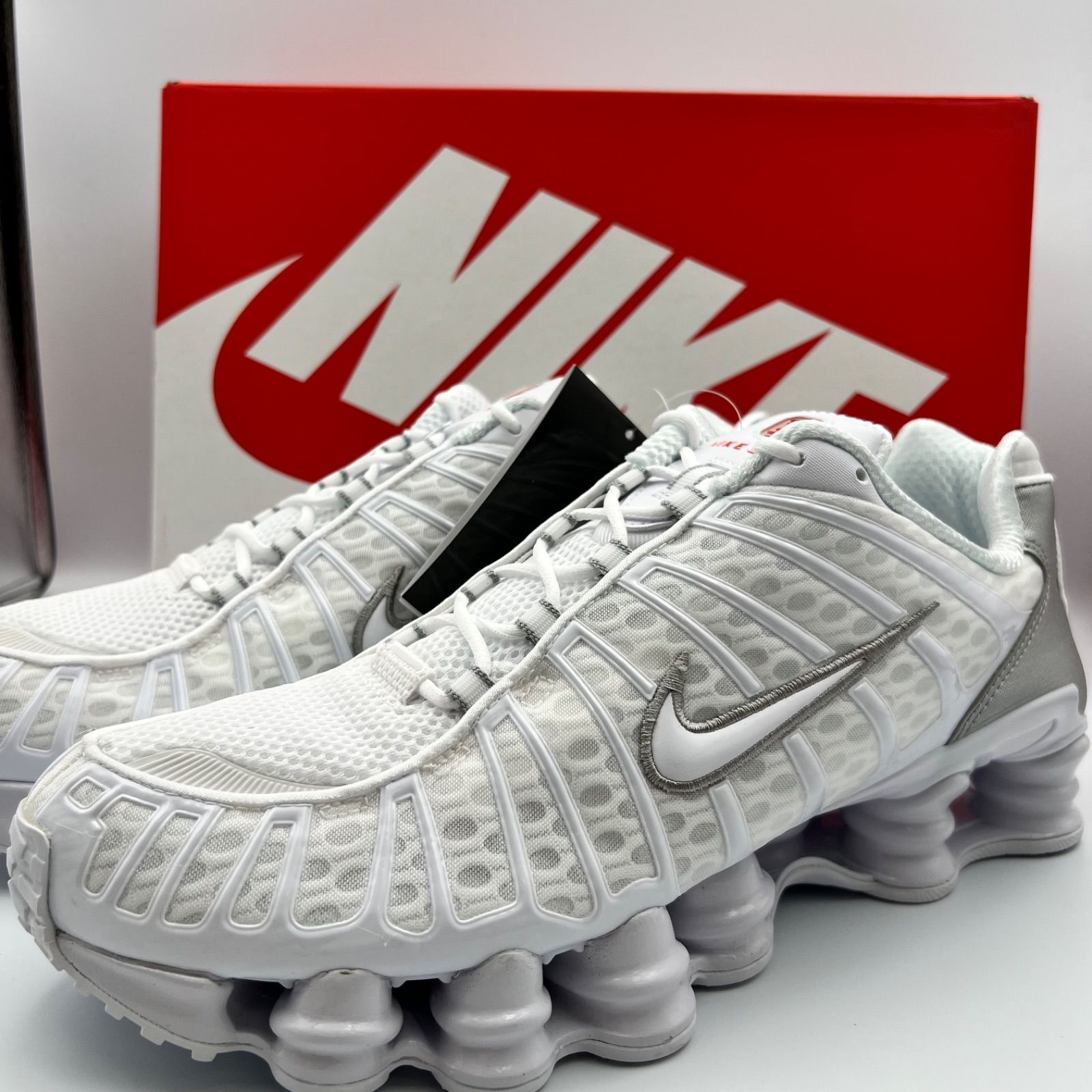 ナイキ ウィメンズ ショックス TL ホワイト アンド マックスオレンジ