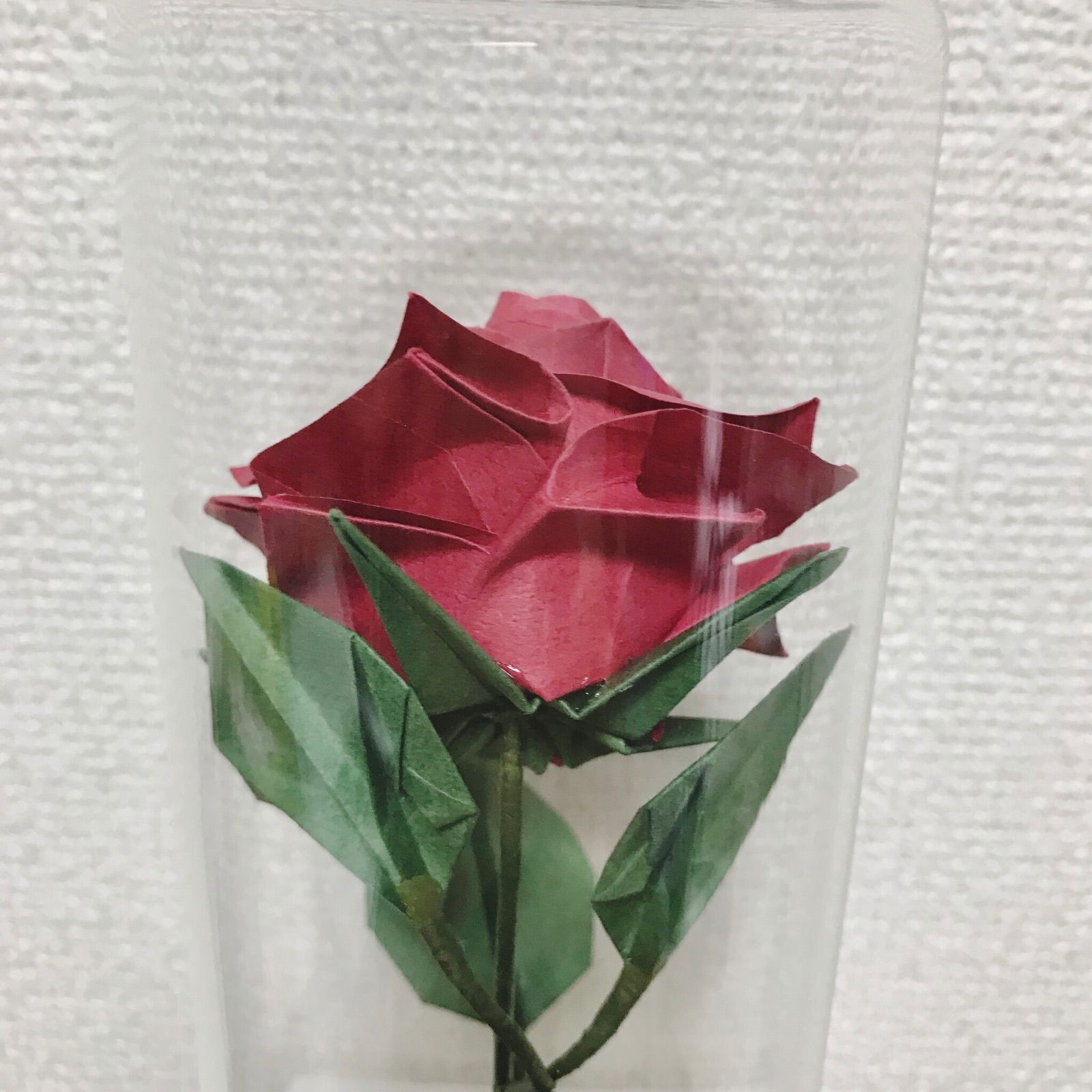 メルカリshops 折り紙バラ 赤淡 一輪の薔薇 ガラスケース入り フラワーアレンジメント