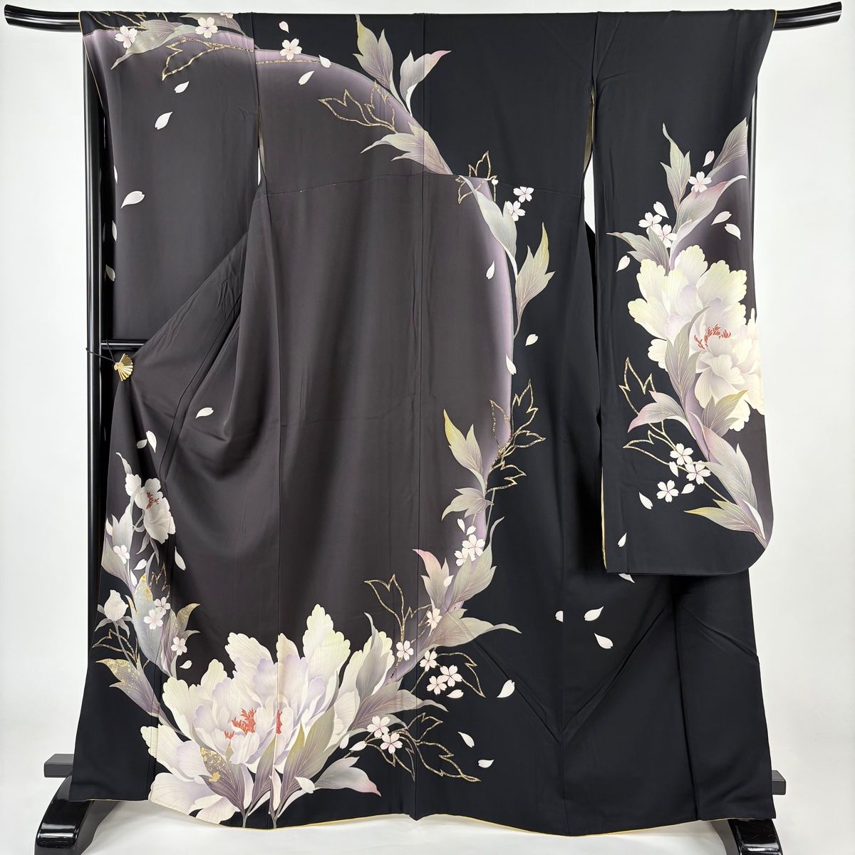 中振袖　孔雀柄金箔　中古品 中古】 振袖 着物 刺繍 金彩加工 赤 四季の花 牡丹 桜 菊 古典柄