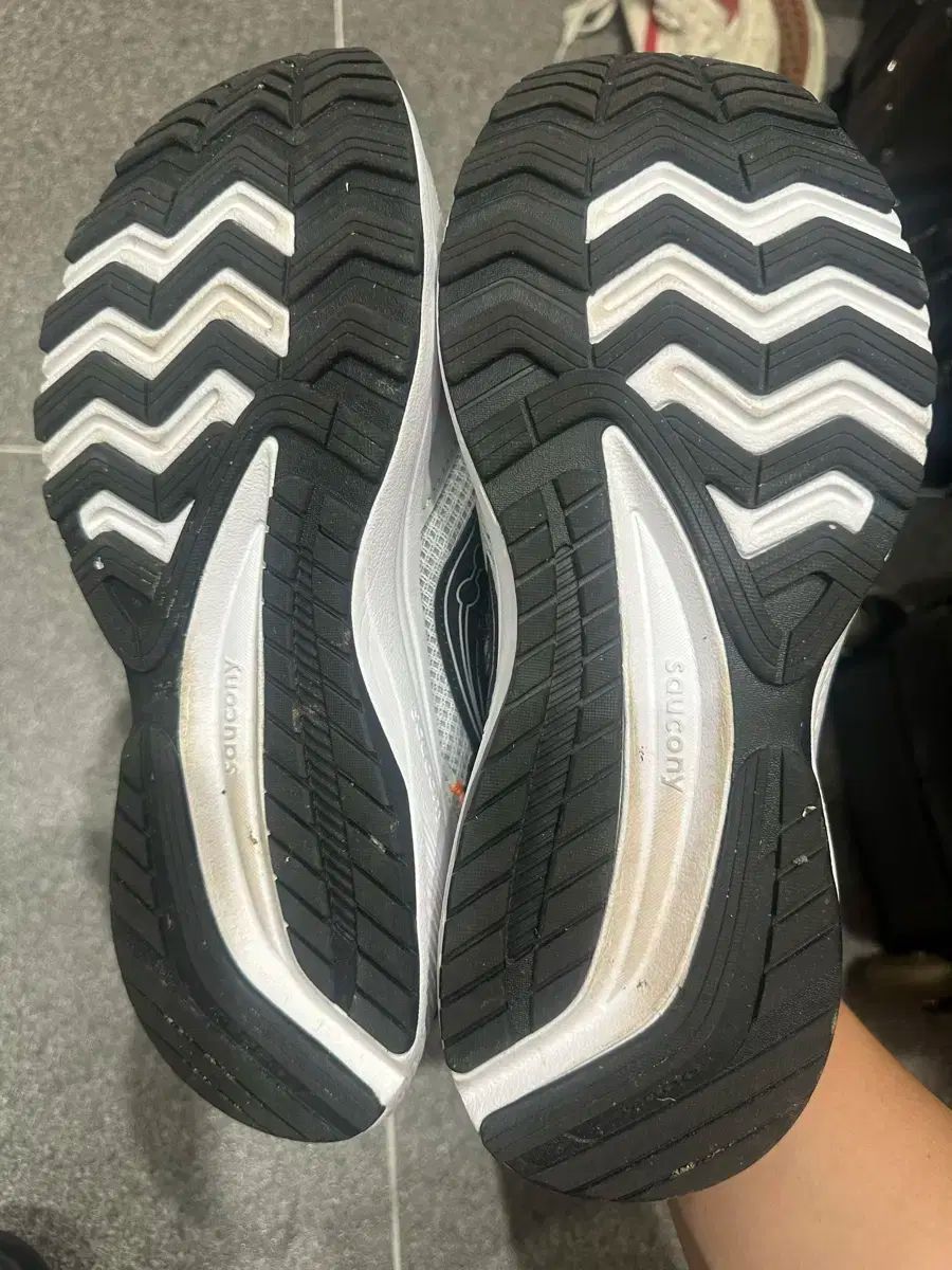 Saucony サッカニー