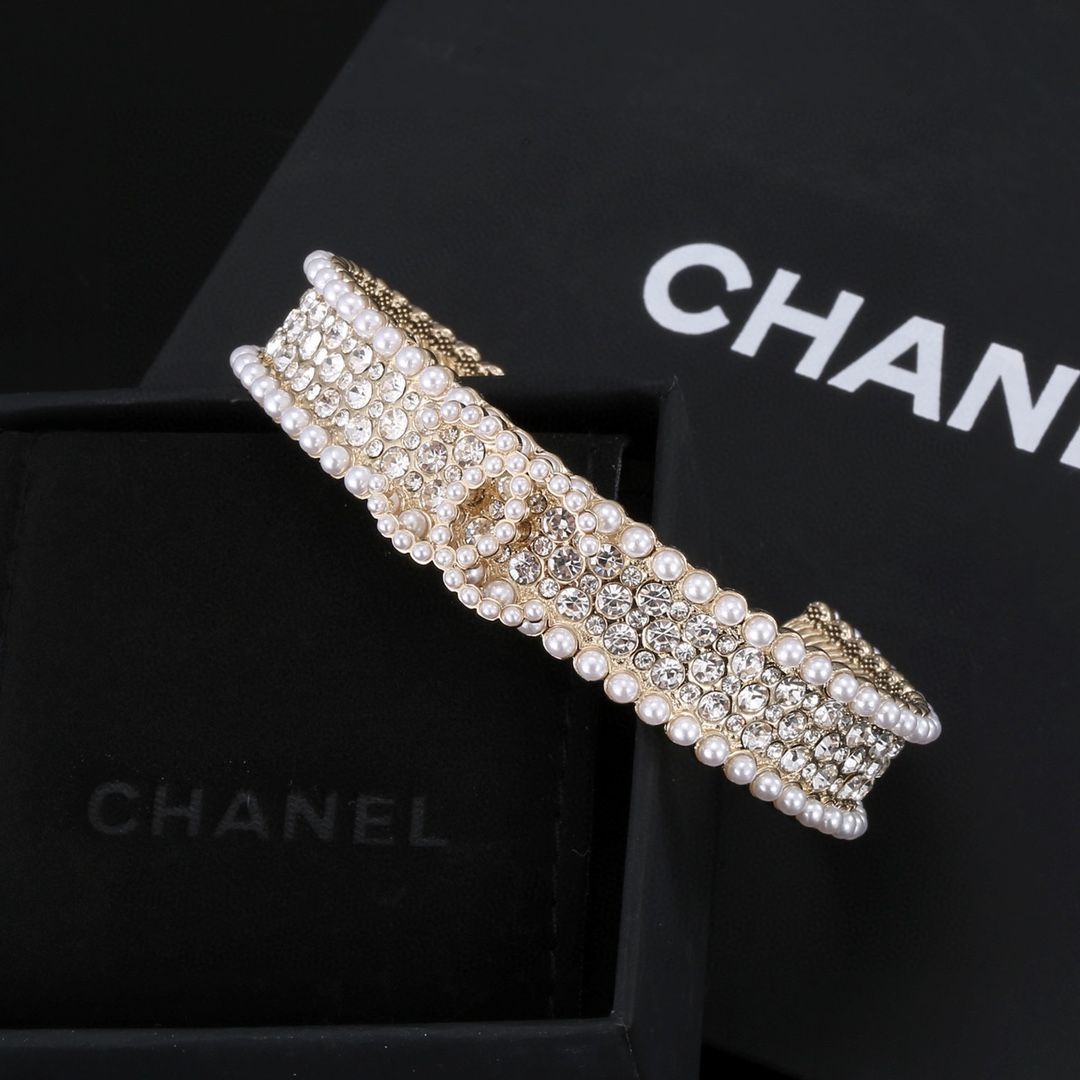 新品未使用】CHANEL(シャネル) ラインストーンとパール装飾ゴールド