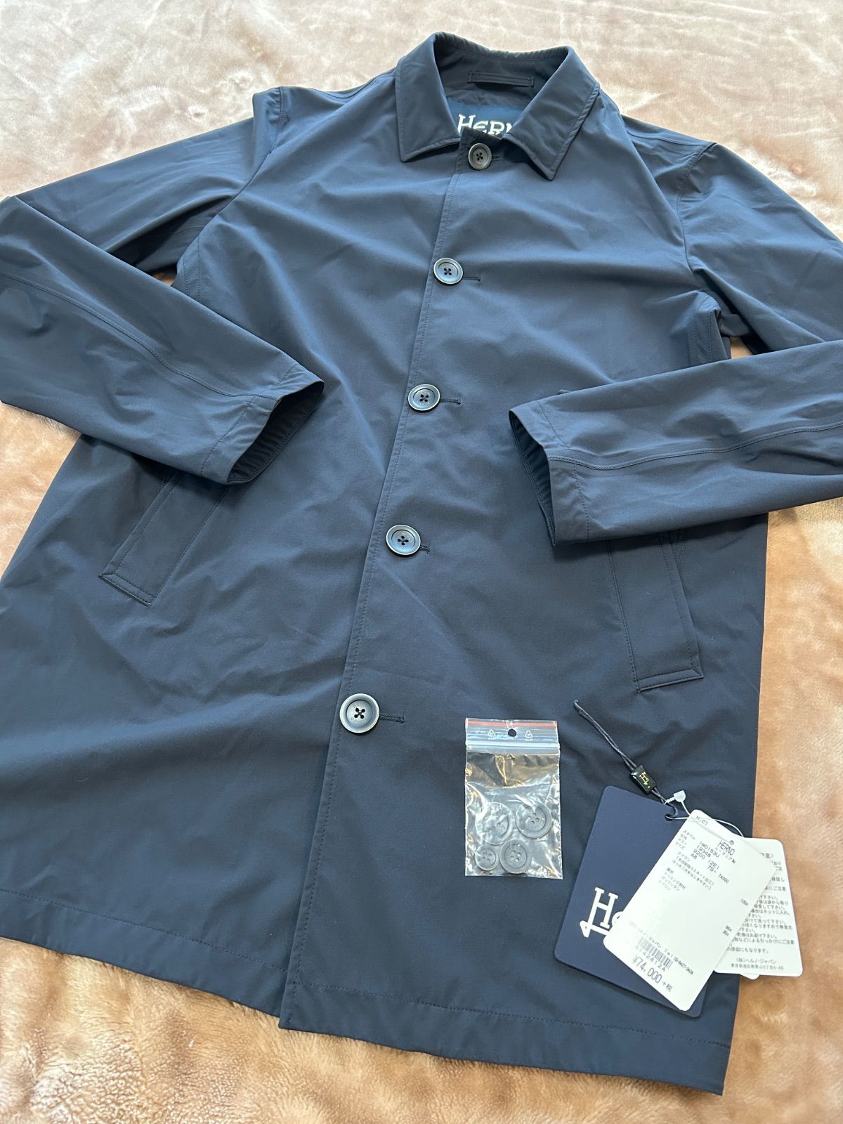 美品Herno® ヘルノメンズコート ナイロンコート ステインカラーコート ジャケット cort アウター 冬服 秋服 春服 薄手コートNAVYネイビー紺色系サイズ48 肩幅43身幅51袖丈65着丈79製品タグ類 ボタン×4 美品Herno® ヘルノメンズコート ナイロンコート ステインカラーコート