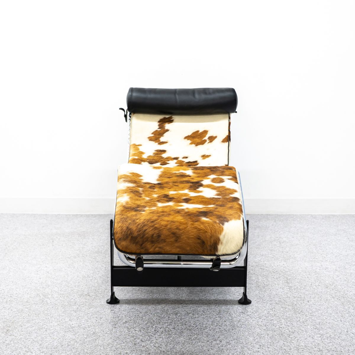 品 Cassina カッシーナ 4 CHAISE LONGUE A REGLAGE CONTINU DURABLE シェーズロング ア レグラージュ コンティニュ デュラーブル LC4 ル コルビュジエ 定価133万