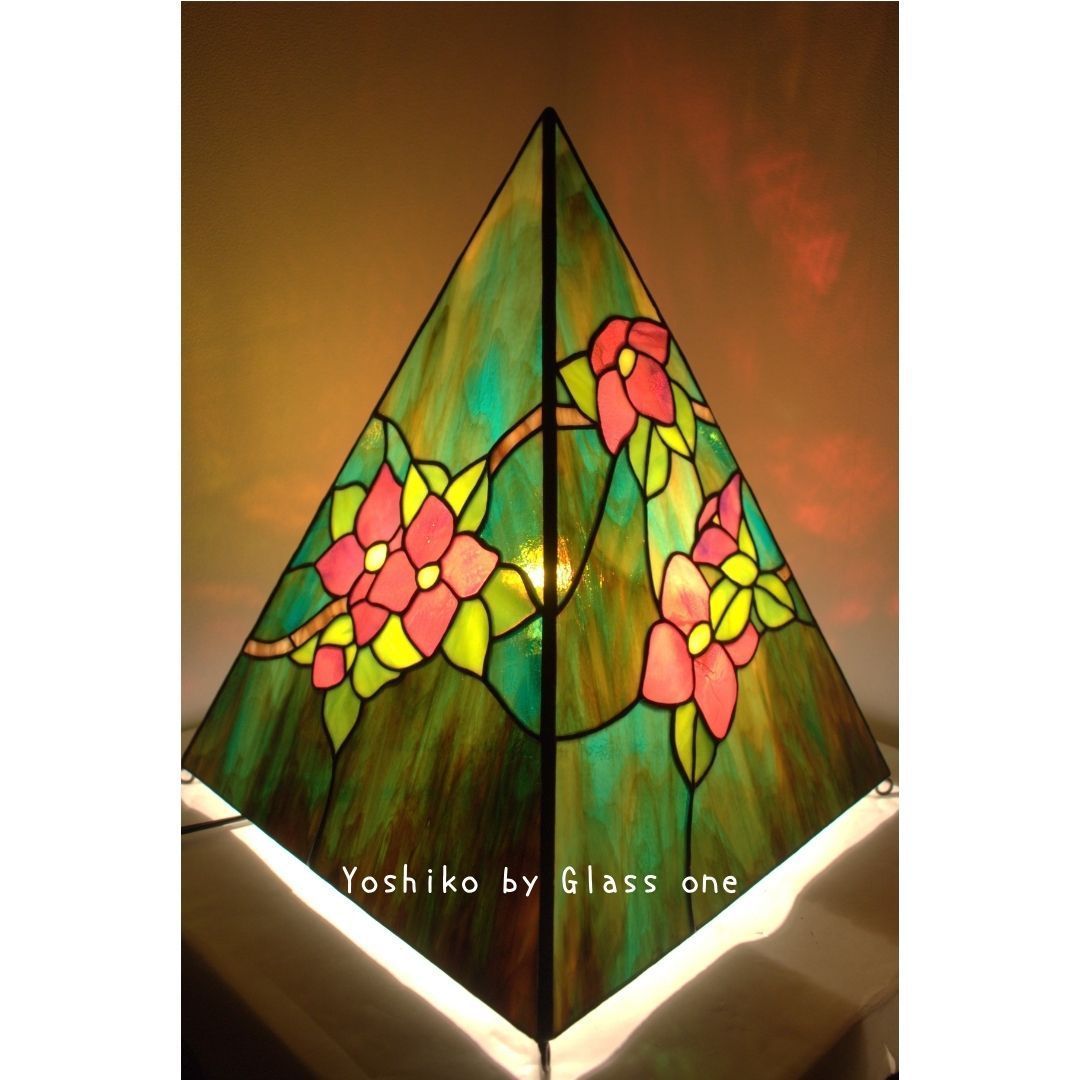54.ステンドグラスランプ【椿のピラミッド】【グラスワン】ステンド