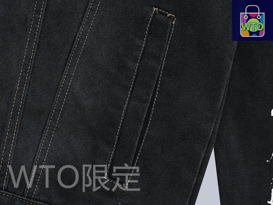 の火炎グラフィティ柄のデニムジャケット