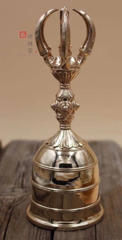 【修縁堂】密教法具 空海大師飛行法器 五鈷金剛鈴 鐘 真鍮製 19cm 修縁堂】密教法器 空海大師飛行五鈷金鋼鈴 鐘 仏教法具 真鍮製