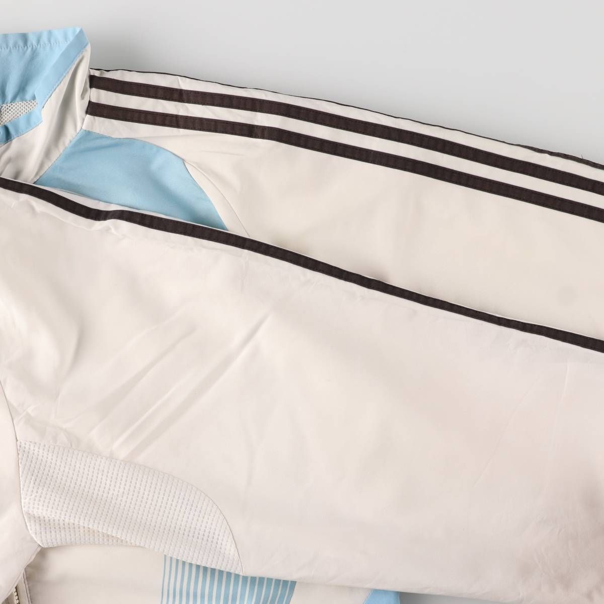 adidas ウインドブレーカー