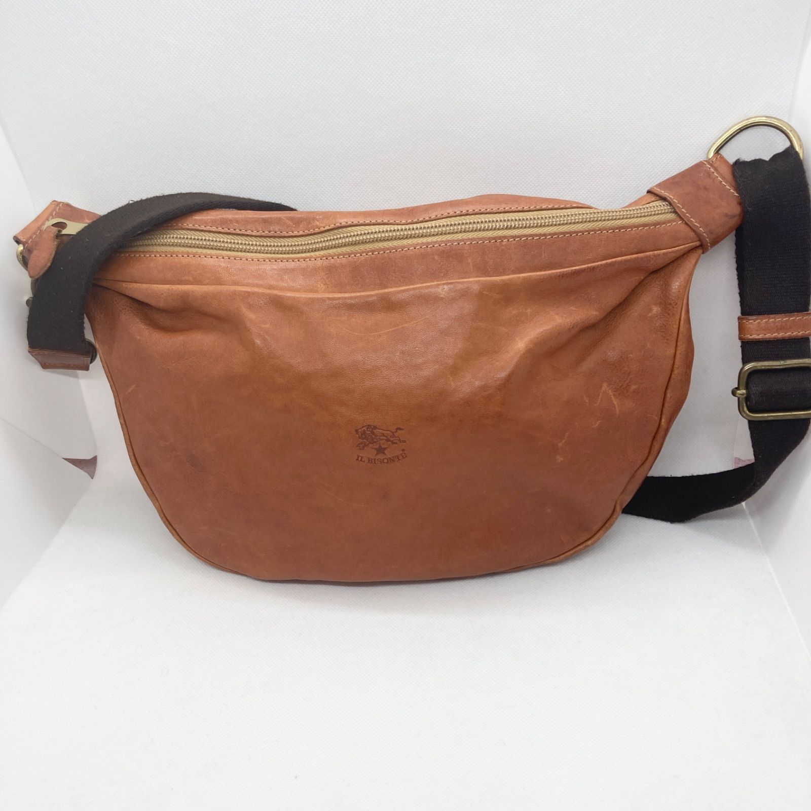 IL BISONTE イル ビゾンテ ハーフムーン レザーショルダーバッグ 