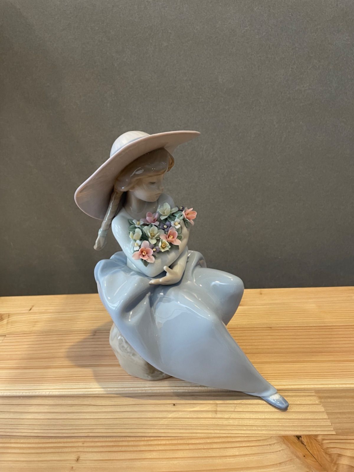 美品 LLADRO 花の香りに包まれて　リヤドロ　 陶器製 レア 廃盤品 美品 LLADRO 配送 花の香りに包まれて リヤドロ 陶器製 レア 廃盤品