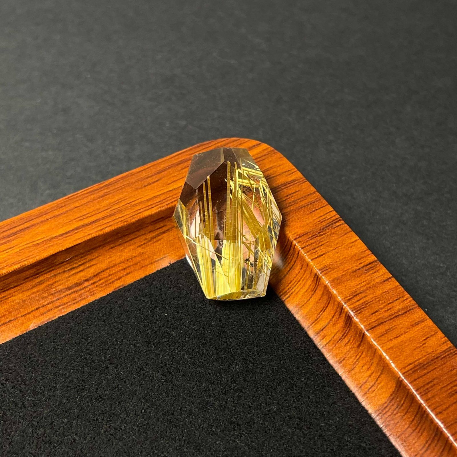 EU製 黄金タイチンルチル パワーストーン 天然石 原石 金運 お守り プレゼント 25.5 18.3 14.1mm ZZ1552