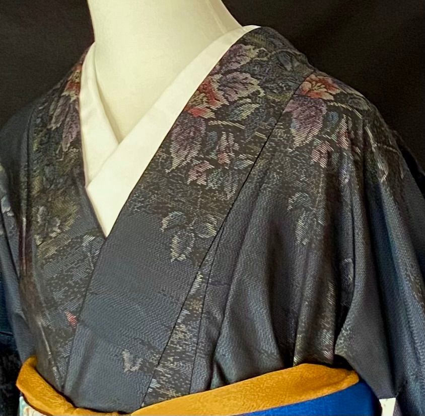 花模様の大島紬〉SALE 黒に近い濃紺 シンプル 織り出し トール 美品