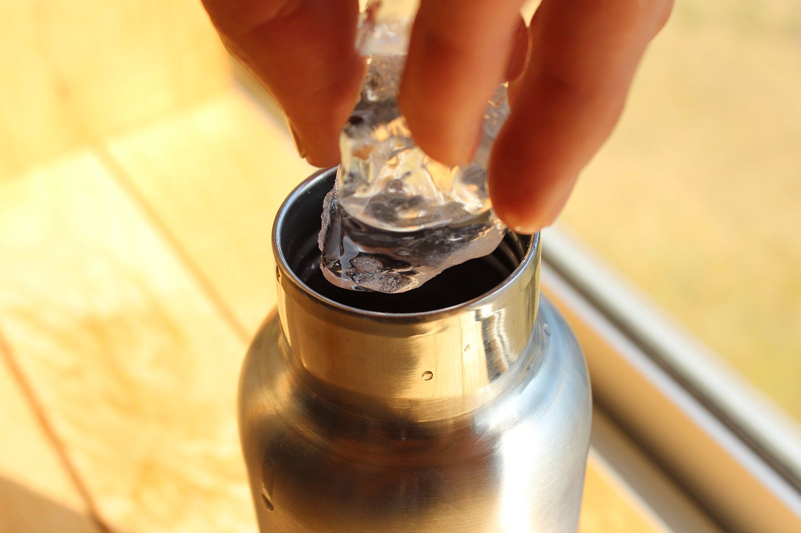 お早めにどうぞ！！ 商品 by Hacoa THERMO BOTTLE LUMBER ステンレス素材の水筒に銘木を た サーモボトル 革ストラップ付き Walnut 600