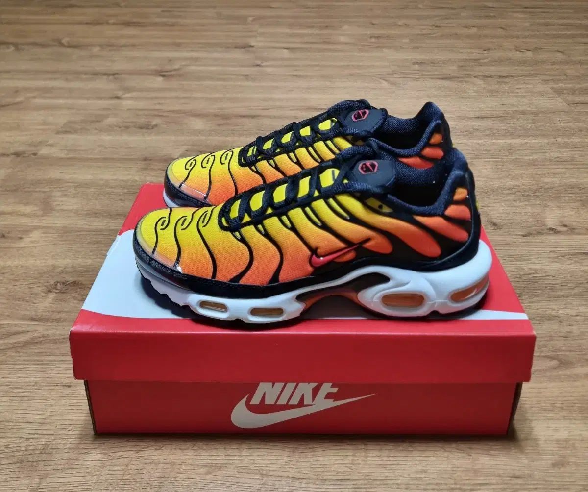 250 ) ナイキ エアマックス プラス ツアー イエロー