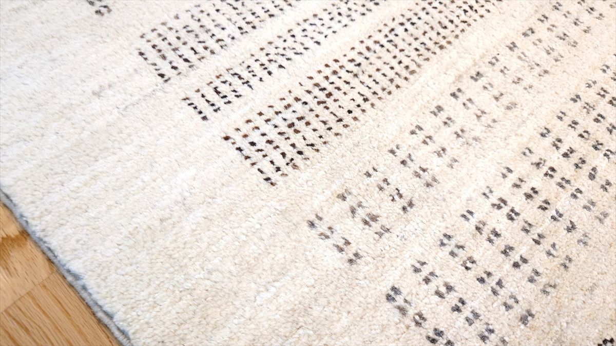 夏は涼しく冬は暖かい天然ラグ 無染めのウール