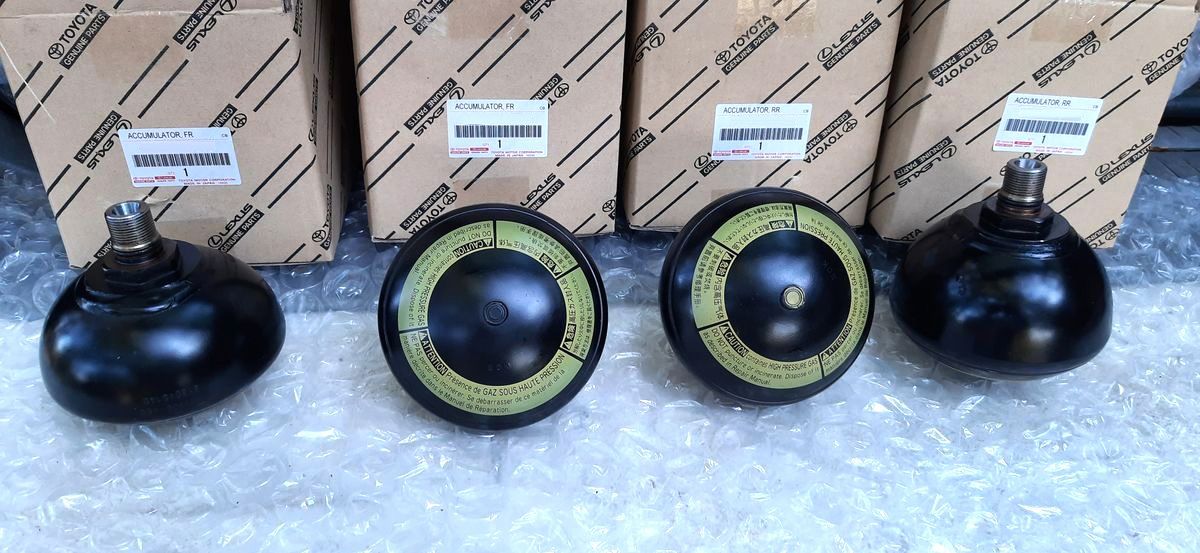 新品 トヨタ純正 100 ランドクルーザー ランクル サスペンション 新品 トヨタ純正 100 ランドクルーザー ランクル サスペンション