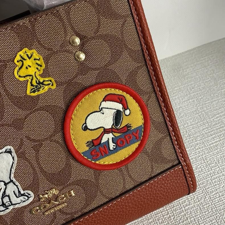 コーチ新品【COACH X PEANUTS】デンプシー トート 22・シグネチャー キャンバス・パッチ