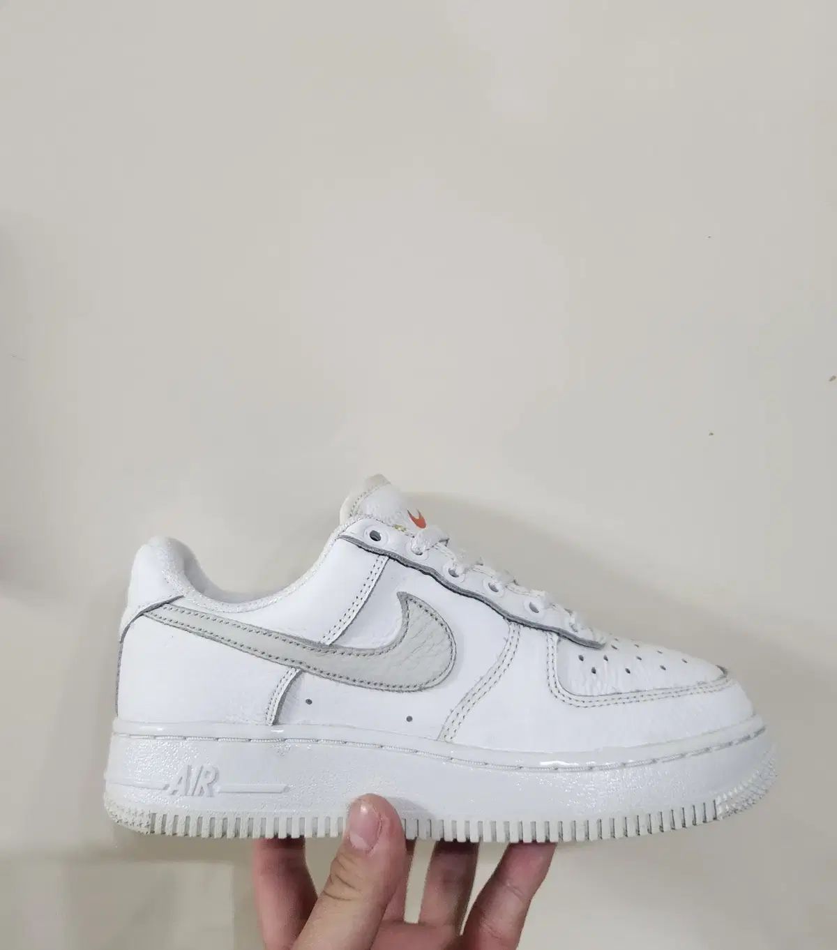 225 NIKE(ナイキ) エアフォース 1 ロー 07 ライトボーンサミットホワイト