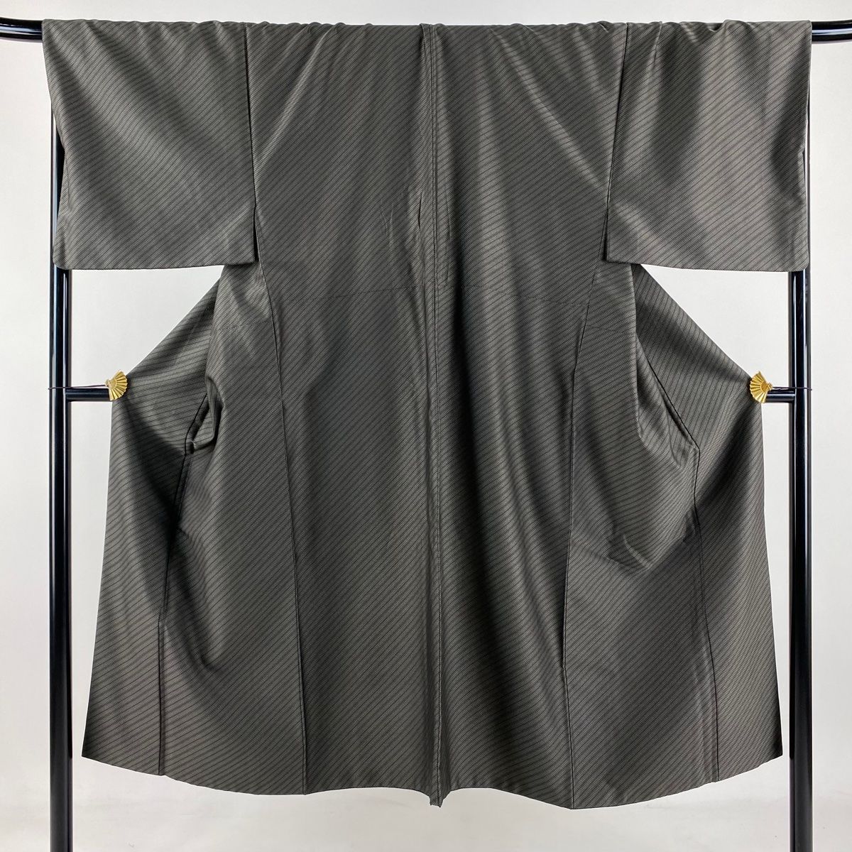 男着物 身丈140cm 裄丈70.5cm S 袷 お召 やまと 斜縞 灰茶 正絹 名品