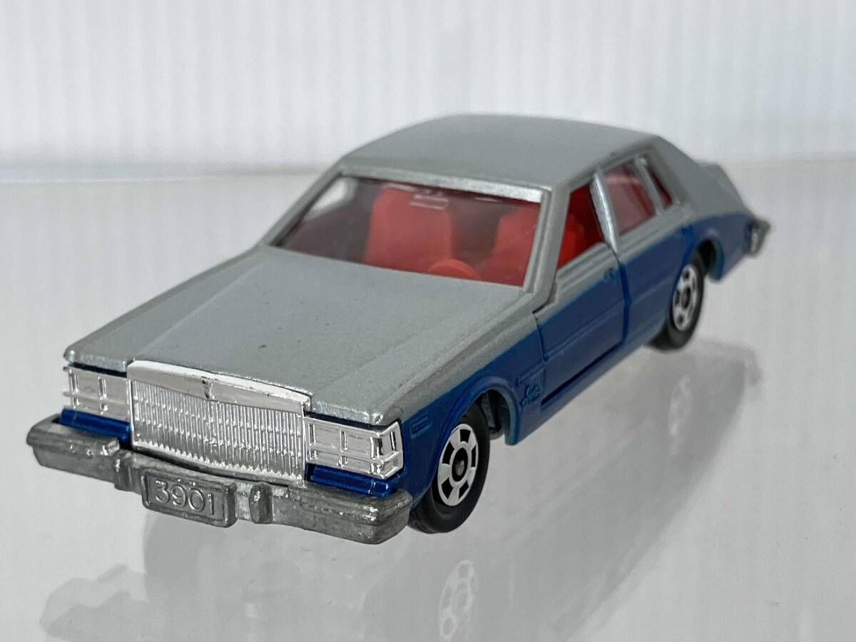  - トミカ 外国車シリーズ キャデラックセビル赤 トミカ F45 キャデラック セビル 銀メタリック×紺 シｰト:朱赤