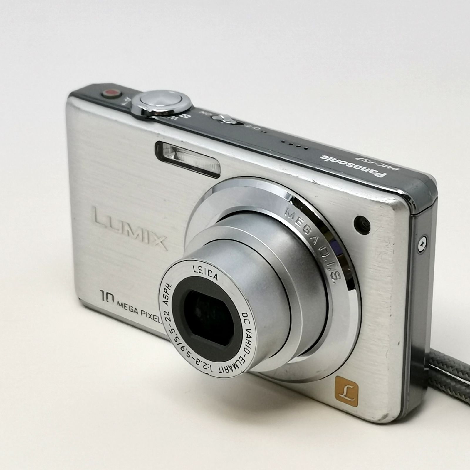 【絶品】Panasonic LUMIX DMC-FS7 シルバー (動作確認済) パナソニック LUMIX DMC-FS7 シルバー デジカメ 動作確認済み
