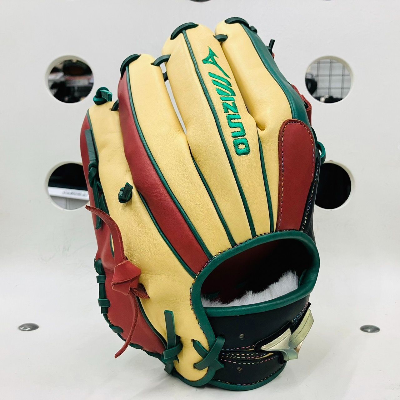 ミズノ MIZUNO グローバルエリート GlobalElite オリジナルオーダーグラブ 軟式用 内野手用 坂本勇人型 RBMizuno刺繍入り  4色使用の渋カラフル仕様！ - メルカリ