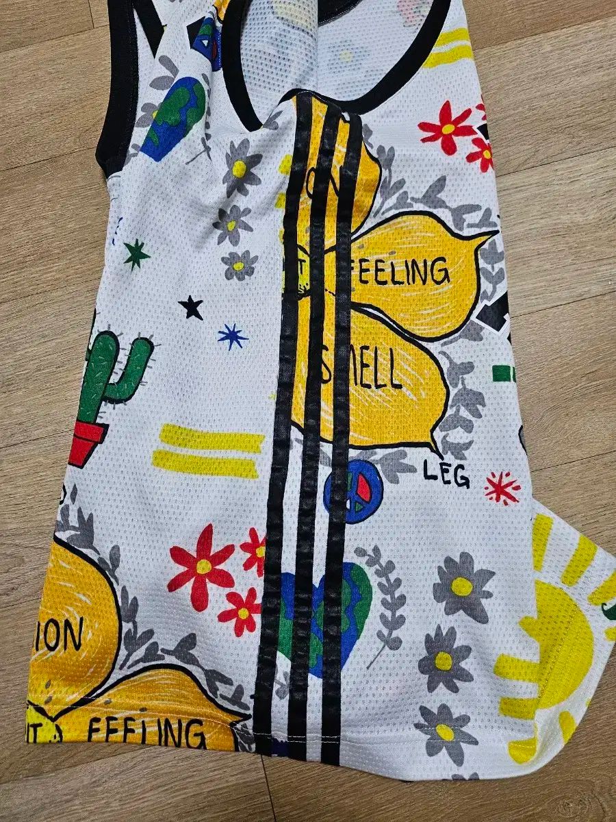 レア品　ファレルウィリアムスコラボ ダウンベスト 脱着可能フード　Lサイズタグ有 adidas(アディダス) X ファレル ウィリアムズ コラボ PW Doodle