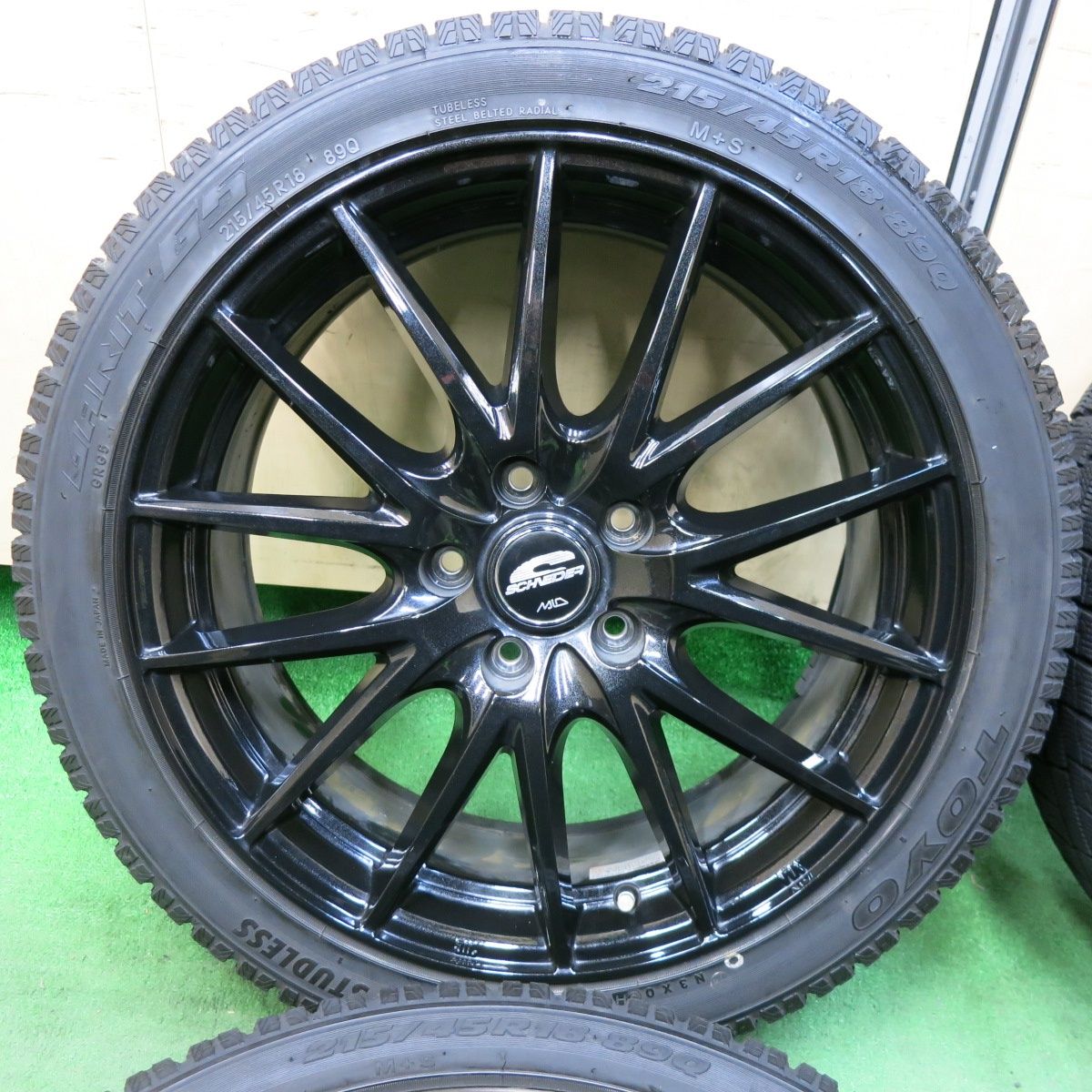 送料無料] バリ溝！キレイ！9.5分☆スタッドレス 215/45R18 トーヨー 