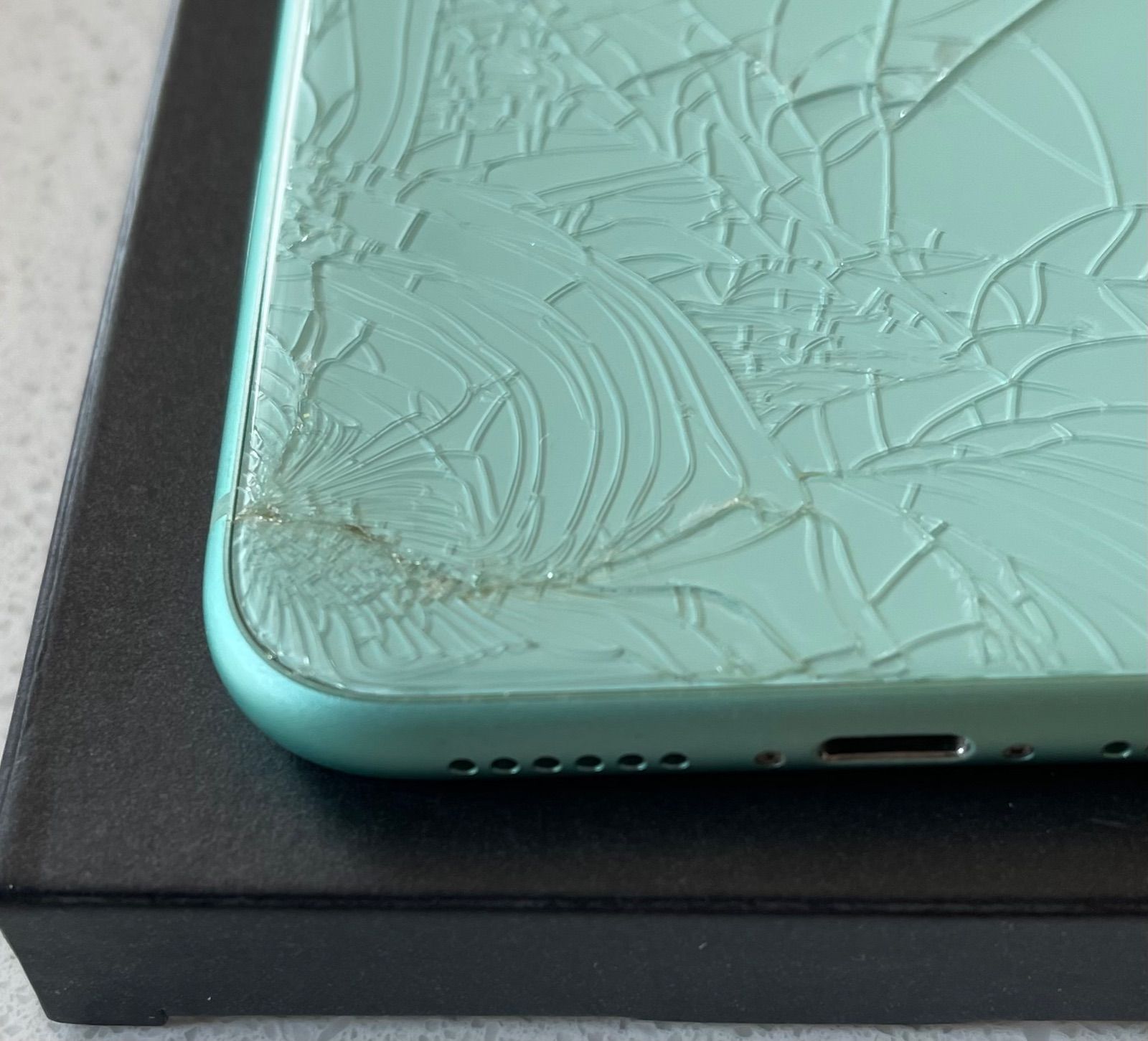 ジャンクiPhone11 128GB グリーン 背面割れ SIMフリーおまけつき