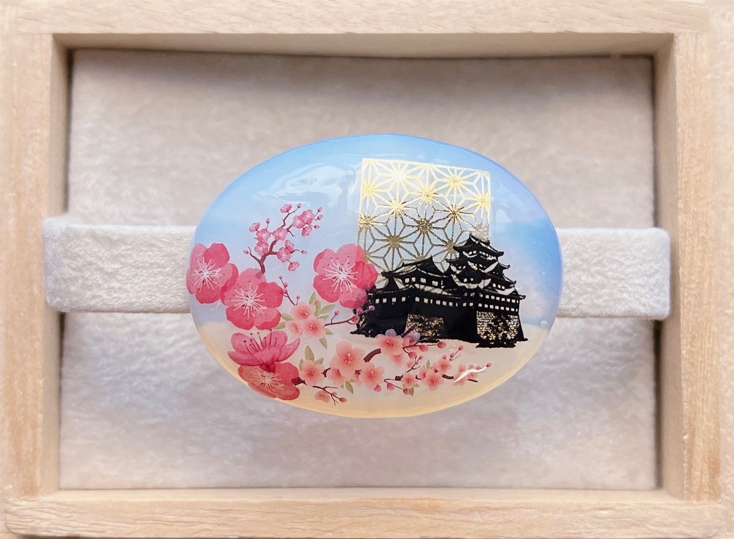 ☆〜天然石 オパール 城と梅の花 縁起の七宝柄 帯留め 40×30 