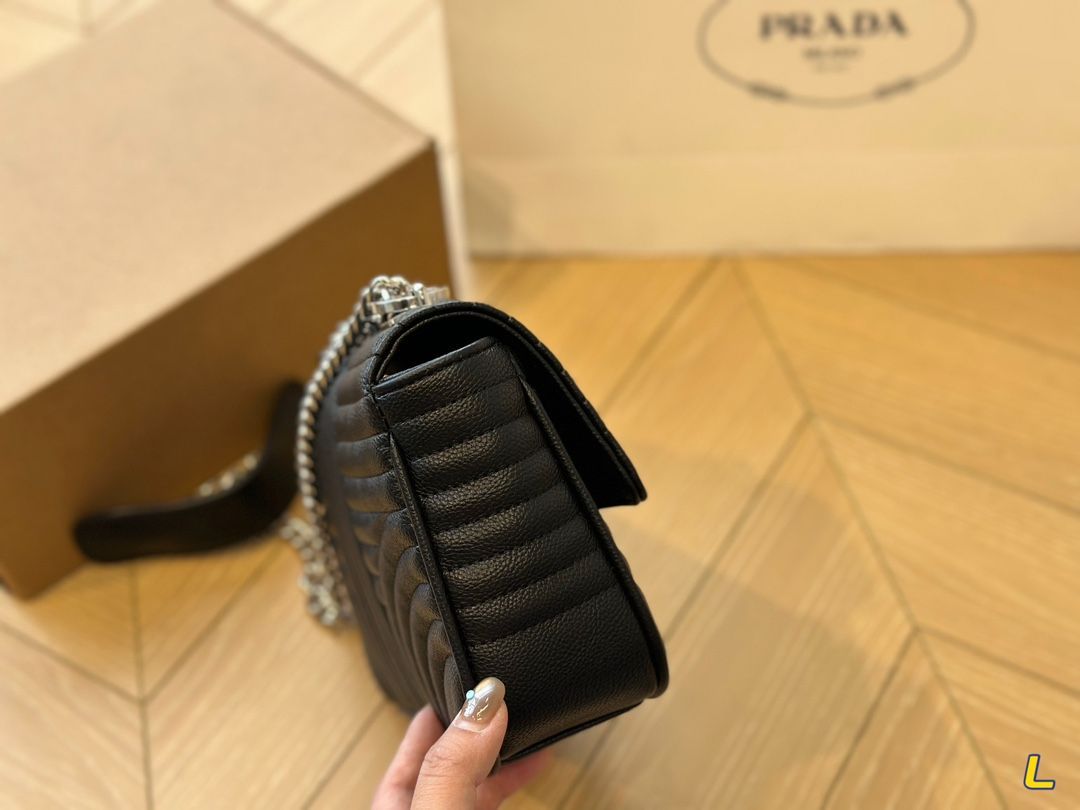 PRADA プラダ ショルダーバッグ  ショルダーバッグ >