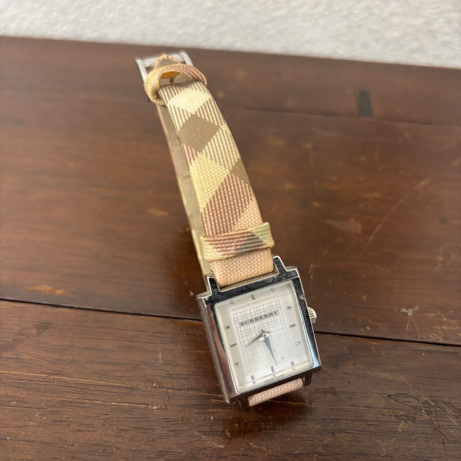 BURBERRY バーバリー 8000 QZ ホワイト文字盤 レディース腕時計 822  