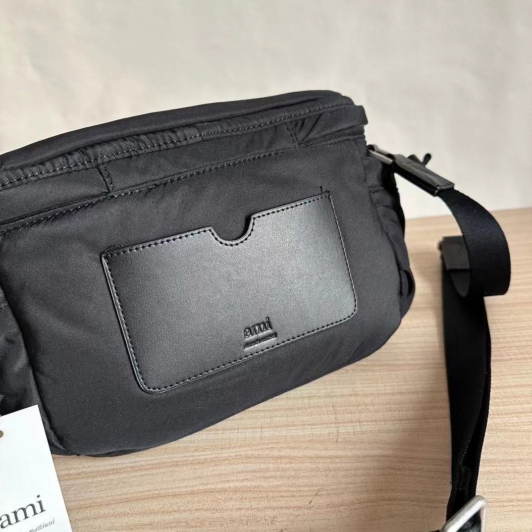 新品 Ami Paris アミパリス ロゴ クロスボディ スモールバッグ AMI PARIS (アミパリス ) スモール クロスボディ ポケットバッグ