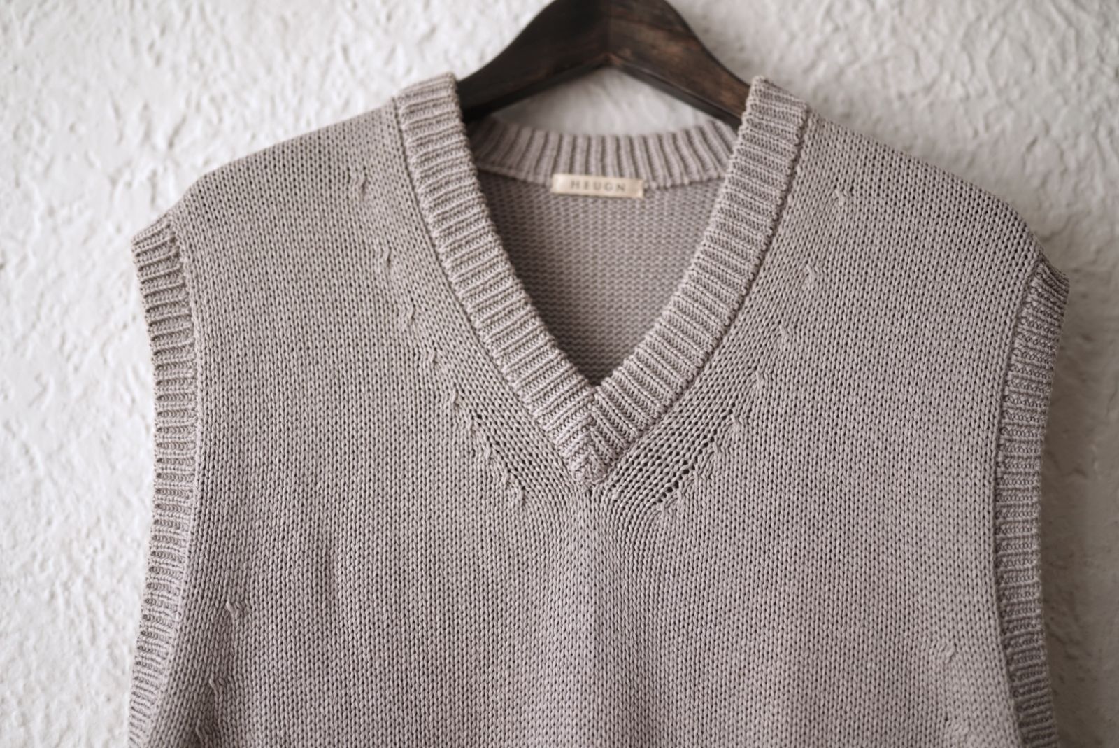 ローゲージコットンVネックニットベスト HEUGN（ユーゲン）Knit Vest ローゲージコットンVネックニット