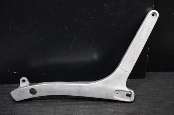 CBX125カスタムJC12リアフェンダーステー左H121-64