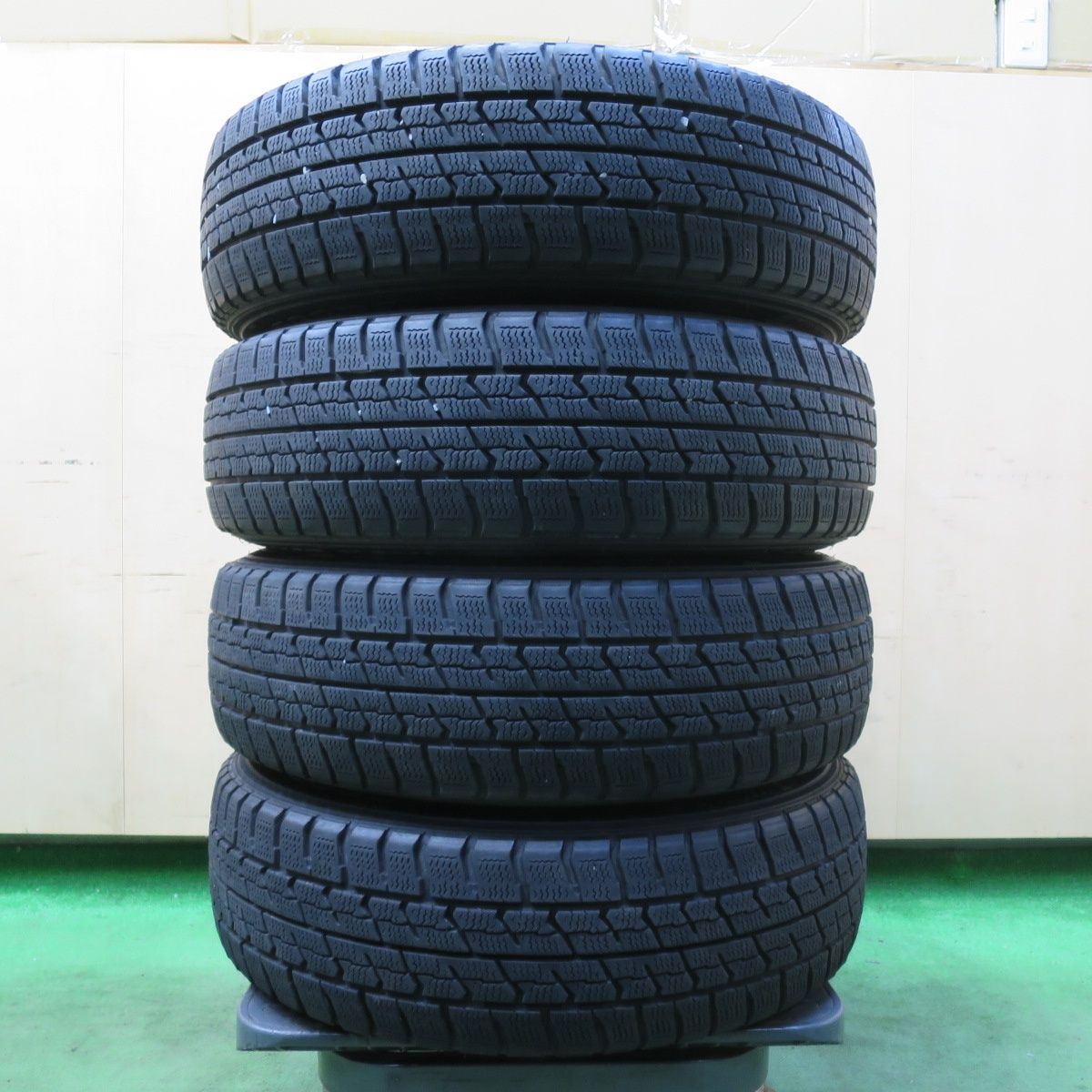 送料無料] バリ溝！8.5分☆スタッドレス 165/70R14 グッドイヤー 