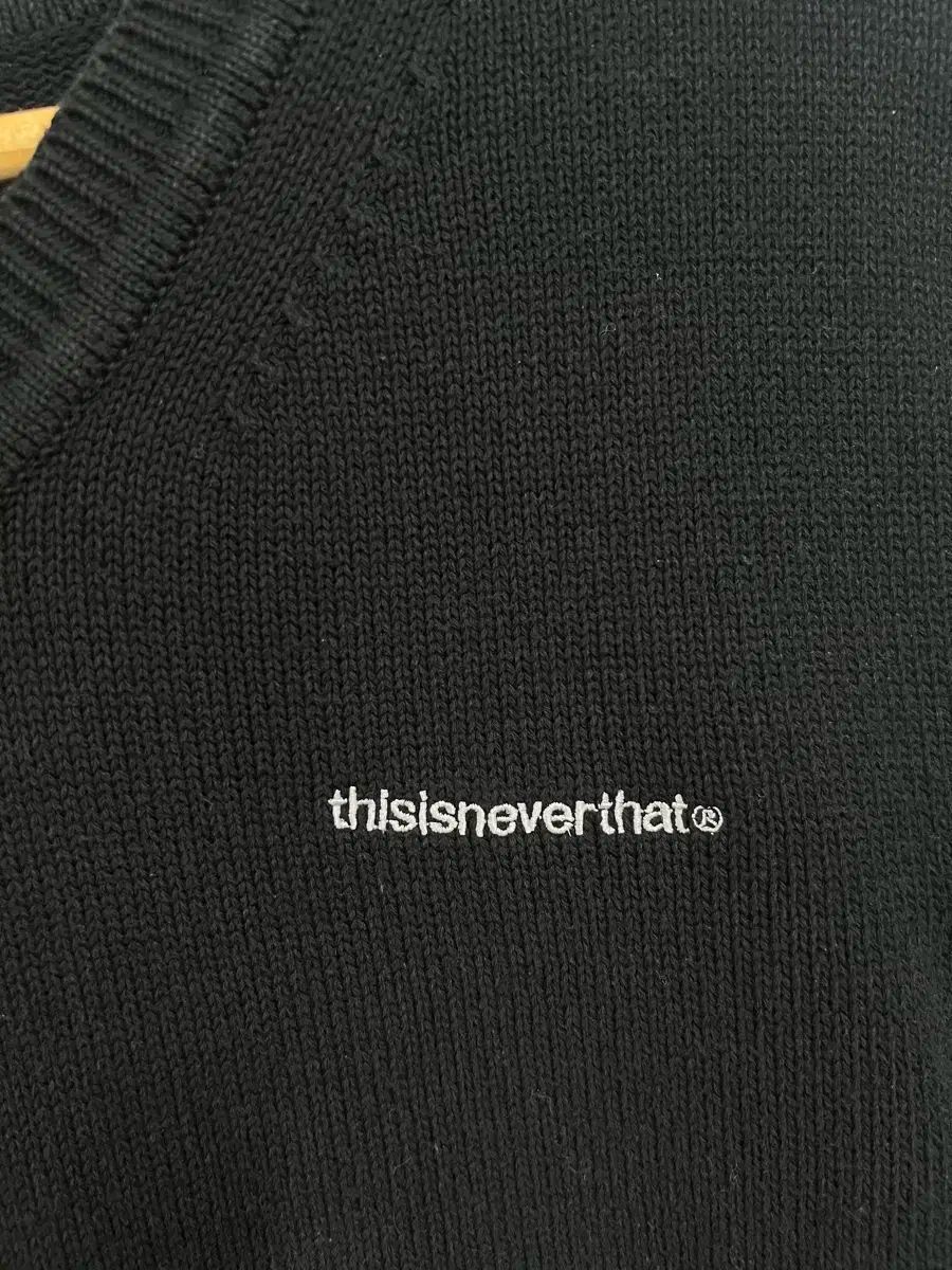 thisisneverthat(ディスイズネバーザット) Vネック つづり ロゴ