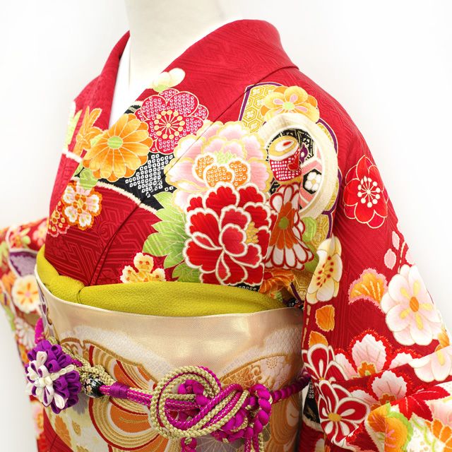 中古】 振袖 着物 刺繍 金彩加工 赤 四季の花 牡丹 桜 菊 古典柄