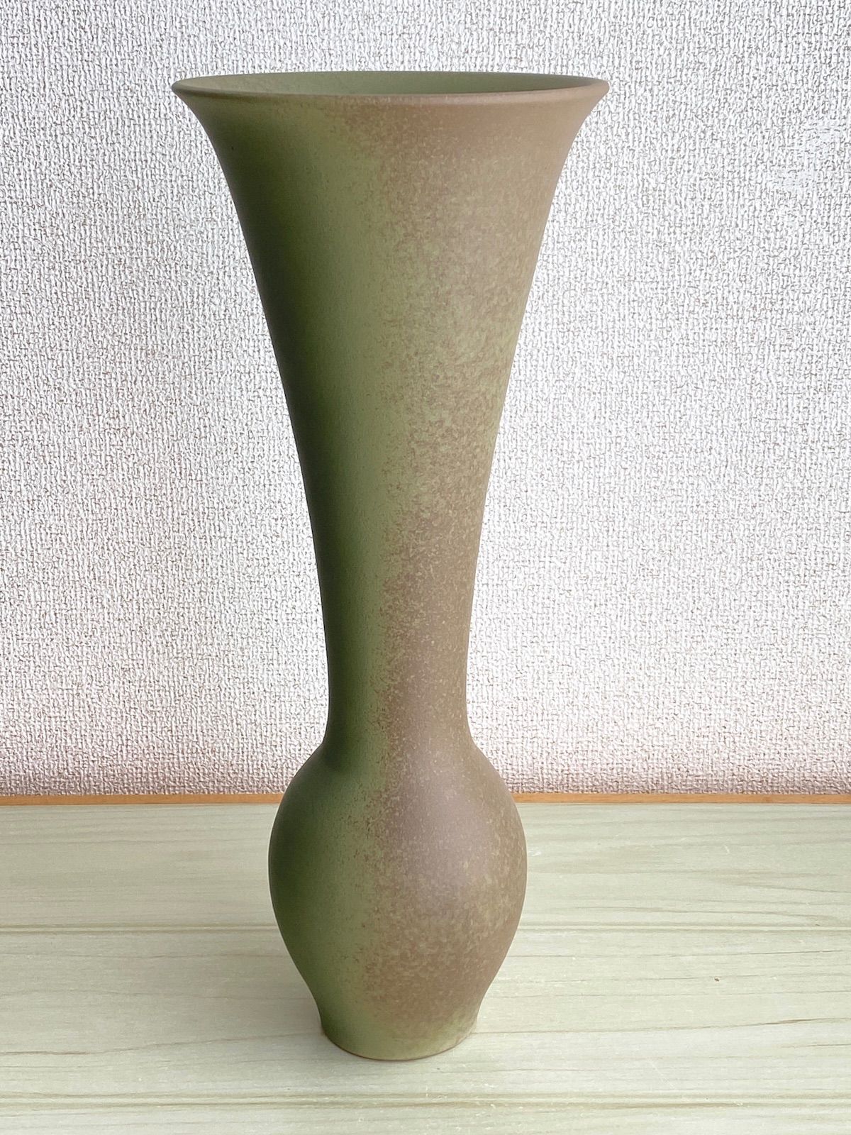 KB131】陶器 花瓶 かぶら型 立華 緑と茶に金紋様 直径約14cm 高さ約