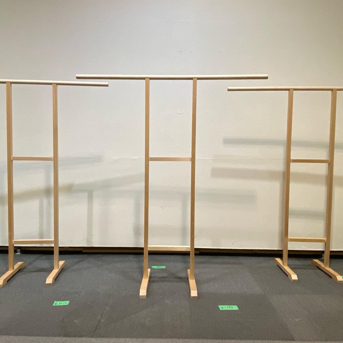 衣桁 ☆几帳型衣桁 H150cm 無塗装 着物 タペストリー掛け 和 - メルカリ